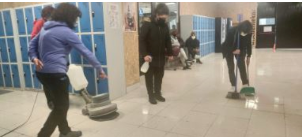 Catorce mujeres se han formado en el ámbito de la limpieza de instalaciones y protocolos Covid-19, a través del programa de empleo 'Zuekin-lan' Participantes del programa de empleo 'Zuekin-lan'.