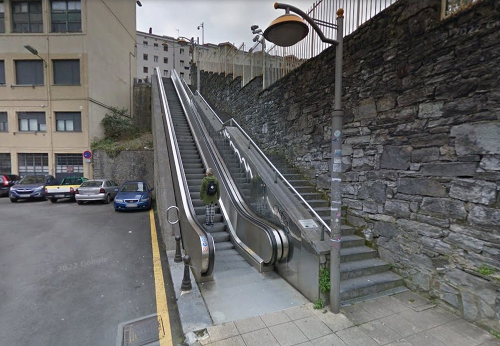 Escaleras mecánicas que unen Egiguren con la calle Sostoatarren.