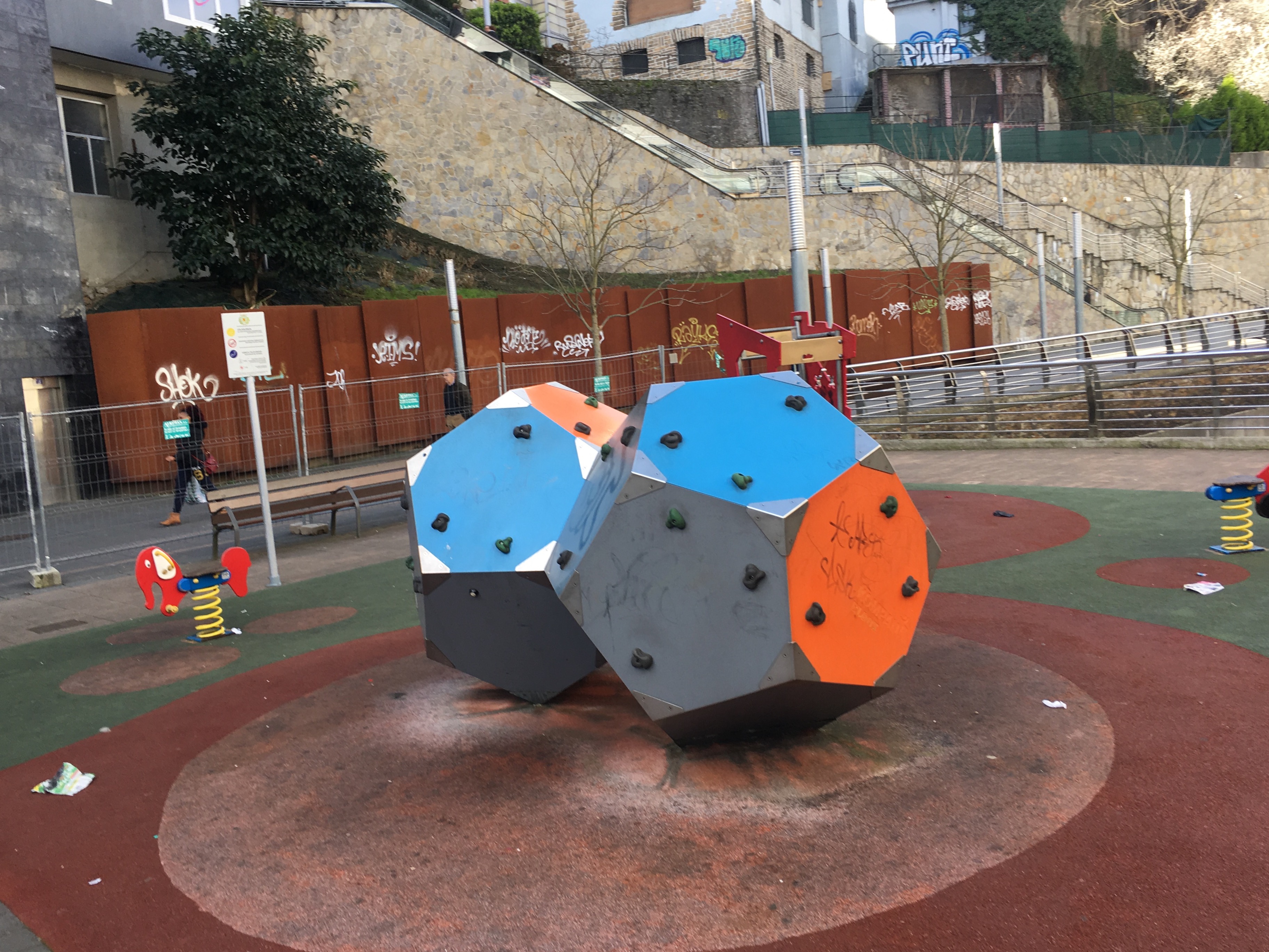 Desde esta semana, se renovarán y modernizarán los parques de juegos infantiles de Egogain y de Urkizu