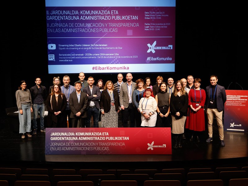 Imagen de los/as ponentes, organizadores/as y parte de los/as asistentes a la "II Jornada de Comunicación y Transparencia en las administraciones públicas”.