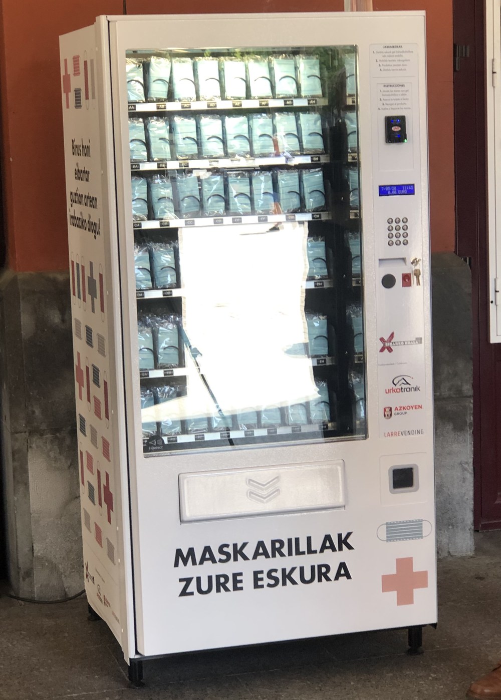 Distintas ubicaciones de Eibar tienen ya instaladas las máquinas de vending que permitirán obtener mascarillas de forma gratuita Máquina de vending que permitirá obtener mascarillas de forma gratuita