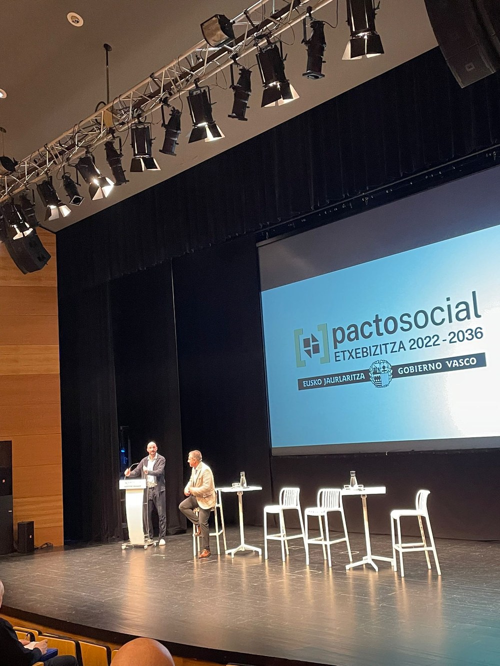 Jon Iraola, alcalde de Eibar, y Miguel de los Toyos, viceconsejero de Vivienda y Agenda Urbana.