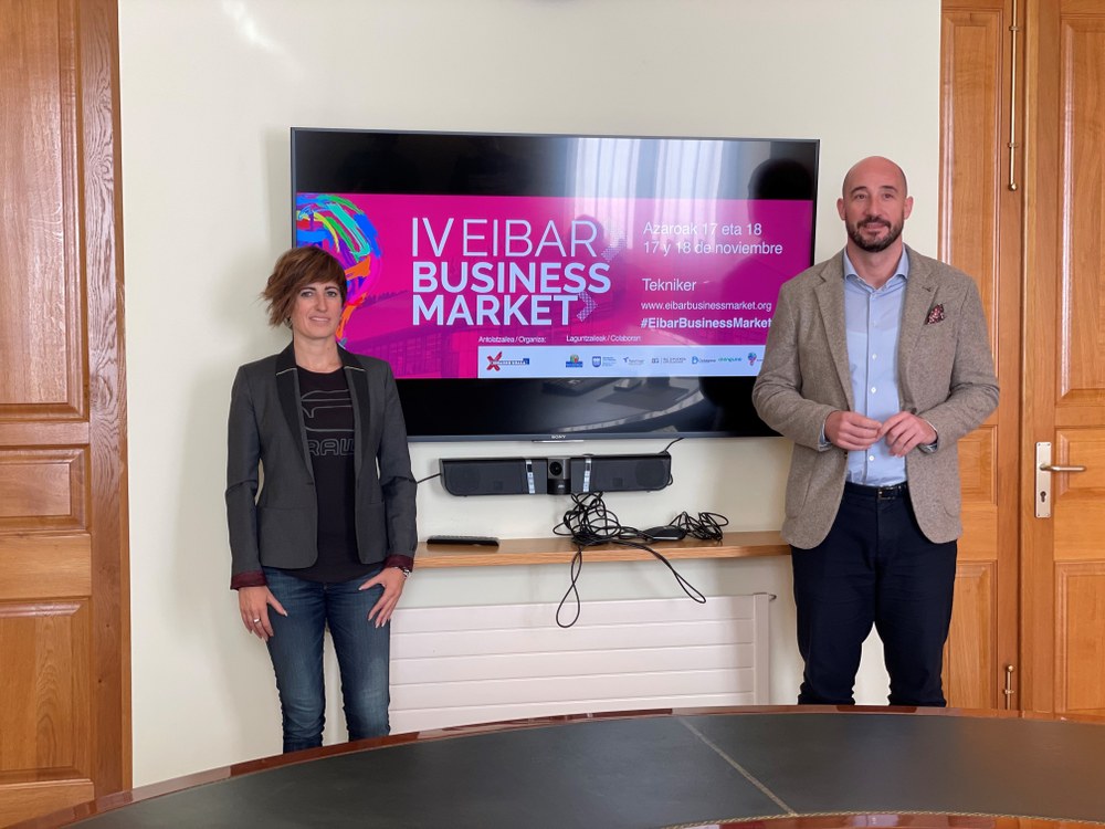 Eibar acogerá los días 17 y 18 de noviembre la IV edición del Eibar Business Market, que reunirá a emprendedores/as, empresas, startups e inversores/as En la imagen, Jon Iraola, alcalde de Eibar, y Ana Telleria, concejala de Desarrollo Económico, Empleo e Innovación.
