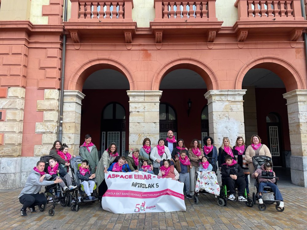 Eibar celebra el 50º aniversario de Aspace con un programa festivo e inclusivo Miembros de Aspace y representantes institucionales.