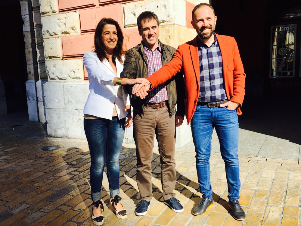Representantes políticos del Ayuntamiento, Diputación y Gobierno Vasco se unen en un acto institucional para conmemorar el 80 aniversario del bombardeo de Eibar