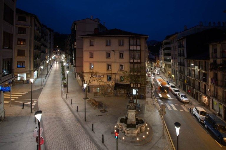 Eibar extiende a otra veintena de calles el plan de mejora del alumbrado público con lámparas LED