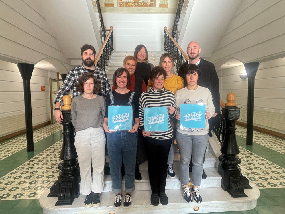 Eibar lanza iniciativas para fomentar el uso responsable de móviles y pantallas entre niños/as y adolescentes En la imagen, representantes municipales y del grupo “Altxau burua”.