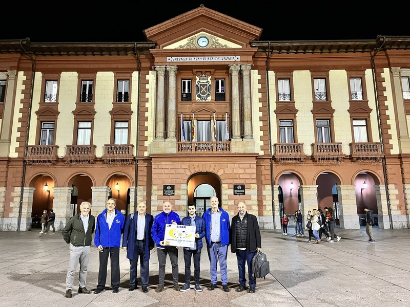Los verificadores de la ACES Europa con el concejal de Deportes  Ander Curiel. Imagen: Aces Europa.