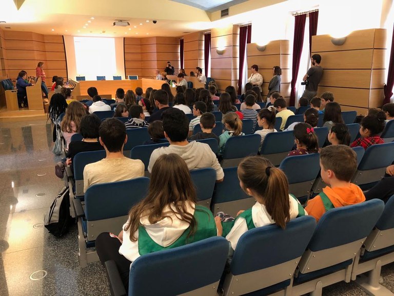 Eibar pone en marcha una nueva convocatoria de los programas 'Umeak Eskolara' y 'Dirulaguntzak Ikasleei' de ayuda a escolares y estudiantes para el curso 2018-2019