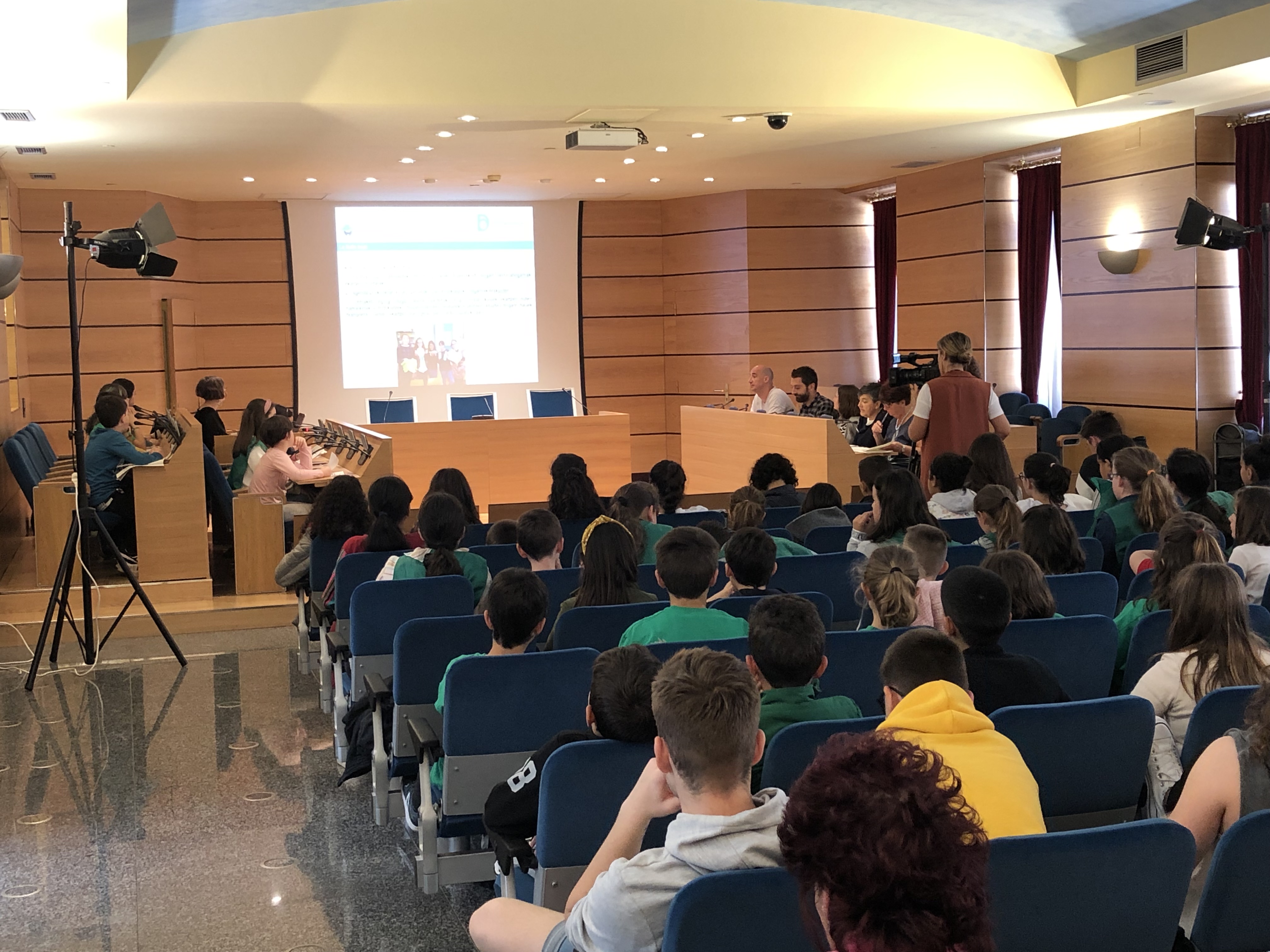 Eibar pone en marcha una nueva convocatoria de los programas 'Umeak Eskolara' y 'Dirulaguntzak ikasleei' de ayuda a escolares y estudiantes para el curso 2019-2020