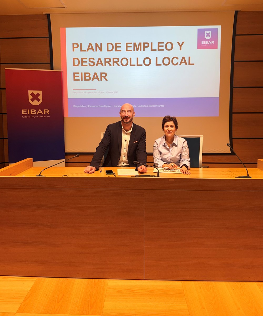 Jon Iraola, alcalde de Eibar, y Vanesa Hortas, concejala de Desarrollo Económico, Empleo e Innovación.