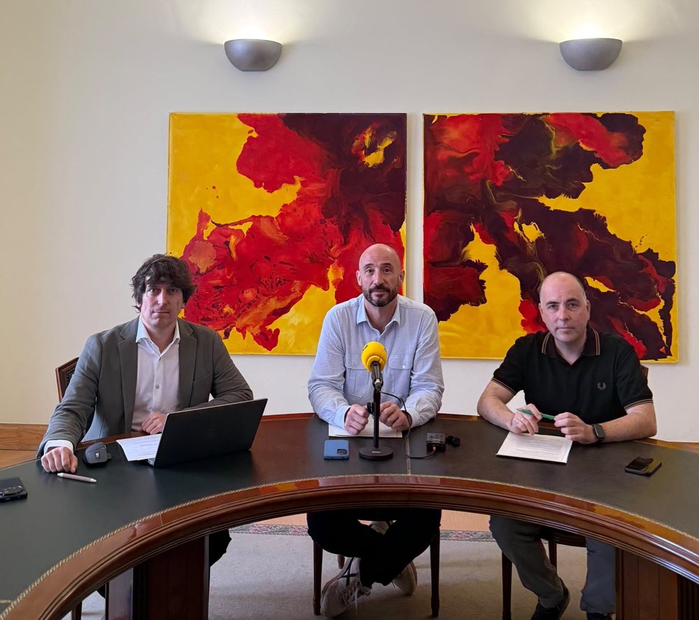De izq. a dcha: Alberto de la Hoz (EAJ-PNV), Jon Iraola, alcalde, y Luis Vicente Castellanos (PSE-EE).