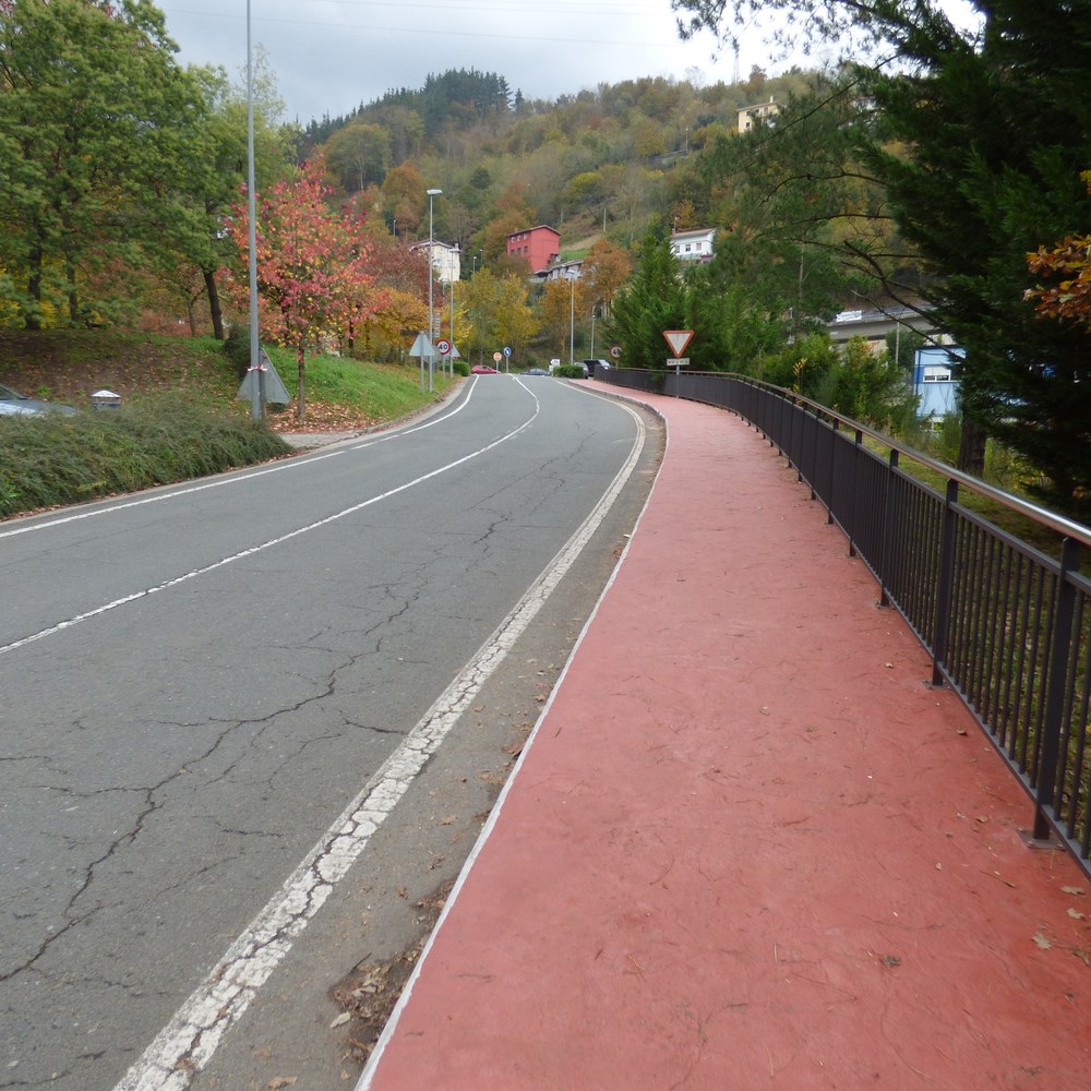 Eibar saca a licitación las obras para la creación y acondicionamiento del parque natural de un bosque-jardín en Miraflores El barrio de Miraflores desde la carretera hacia Arrate.