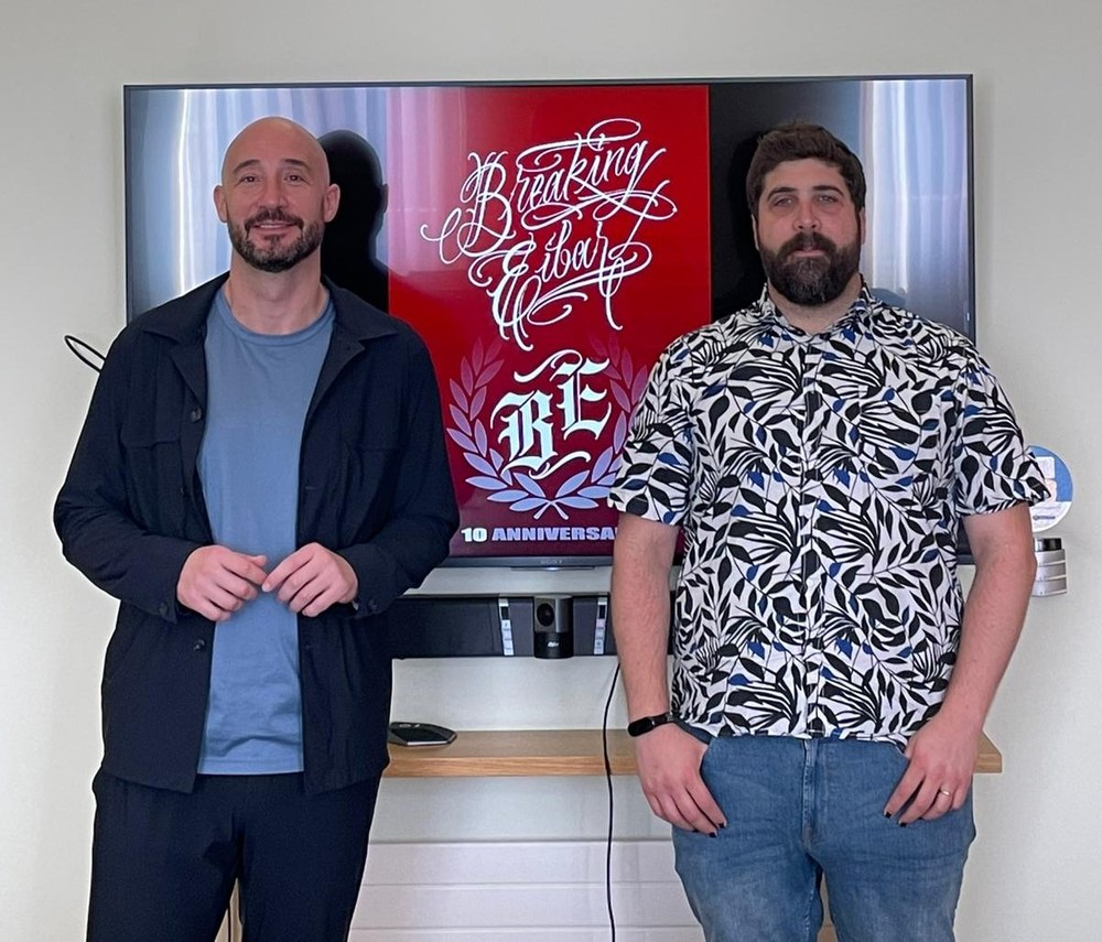 Eibar se prepara para la décima edición del "Breaking Eibar" Jon Iraola, alcalde de Eibar, y Andoni Zabala, concejal de Cultura.