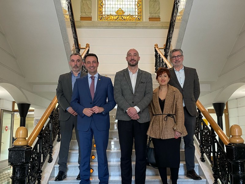 Imagen del encuentro mantenido en el Ayuntamiento entre representantes locales y autonómicos.