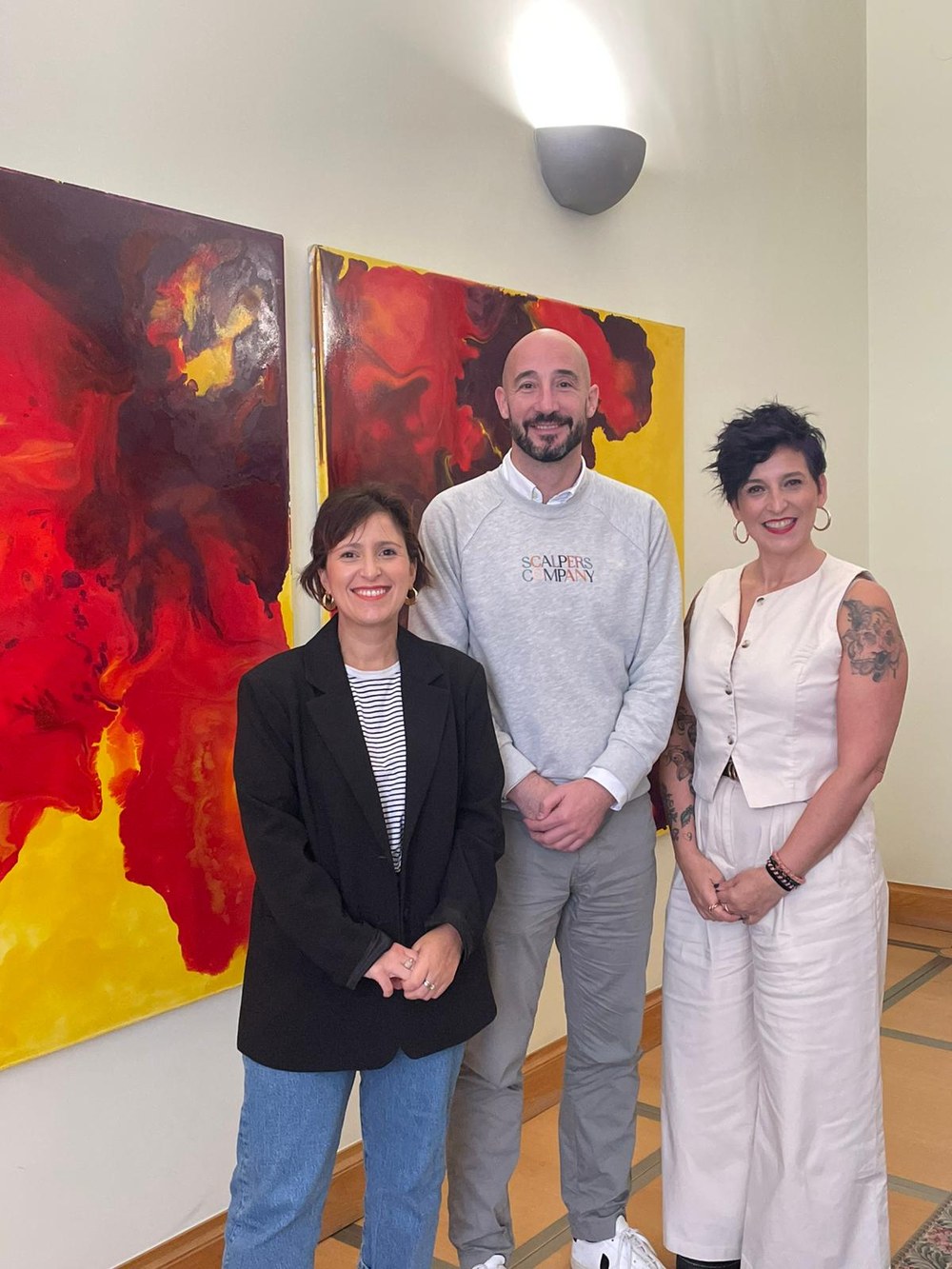 Eibar toma el pulso a su presente para construir el empleo y la cohesión del futuro El alcalde Jon Iraola, acompañado de las concejalas Vanesa Hortas y Sonia Archeli.