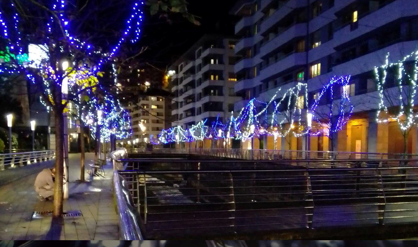 Eibar volverá a contar este año con iluminación navideña, cuya instalación está vinculada al comercio local asociado a Eibar Centro Comercial Abierto Eibar volverá a contar este año con iluminación navideña.