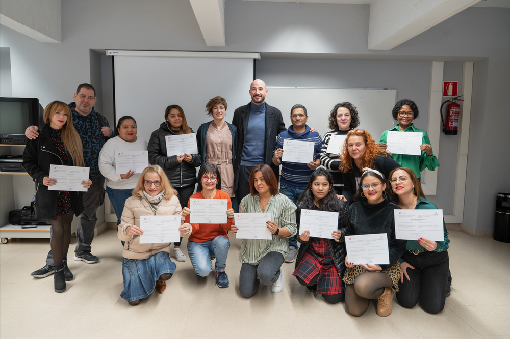 El 53 % de las personas participantes en el programa de mejora de la empleabilidad en actividades de reposición y almacén se ha insertado en el mercado laboral Imagen de las personas participantes en el programa de mejora de la empleabilidad en actividades de reposición y almacén.