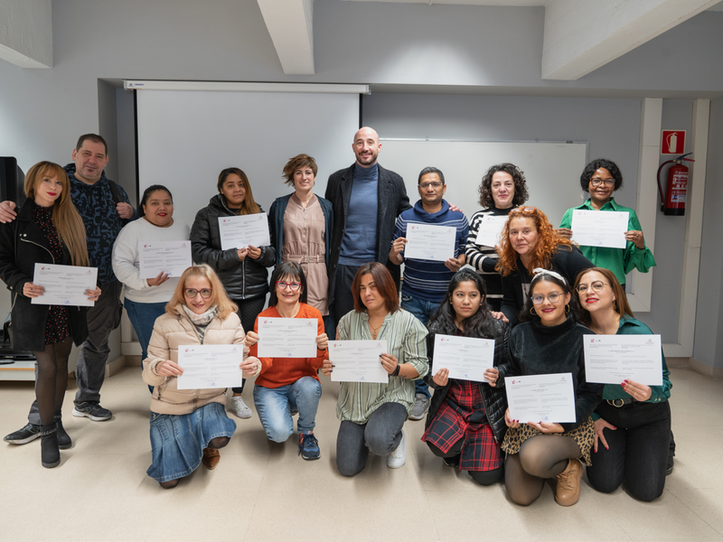 Imagen de las personas participantes en el programa de mejora de la empleabilidad en actividades de reposición y almacén.