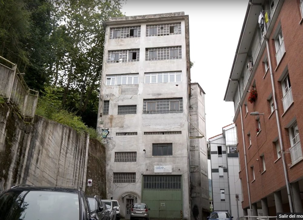 El alcalde de Eibar propone reservar alojamientos dotacionales para personas mayores y con movilidad reducida Edificio AIBE.