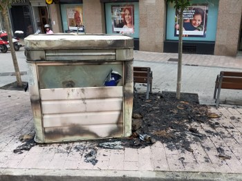  Imagen de un contenedor quemado en la calle Bidebarrieta.