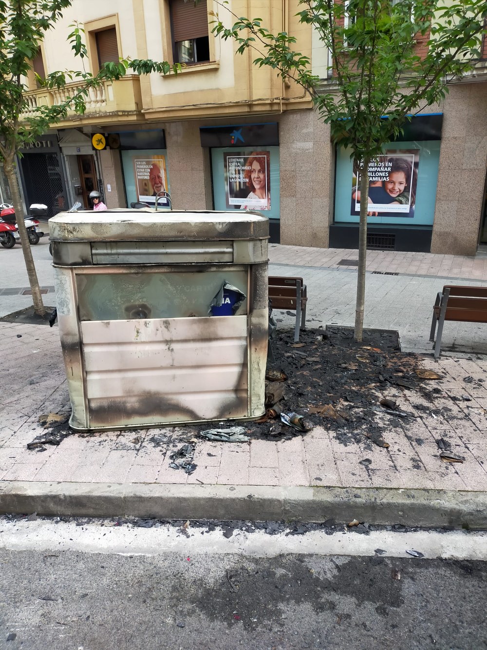  Imagen de un contenedor quemado en la calle Bidebarrieta.