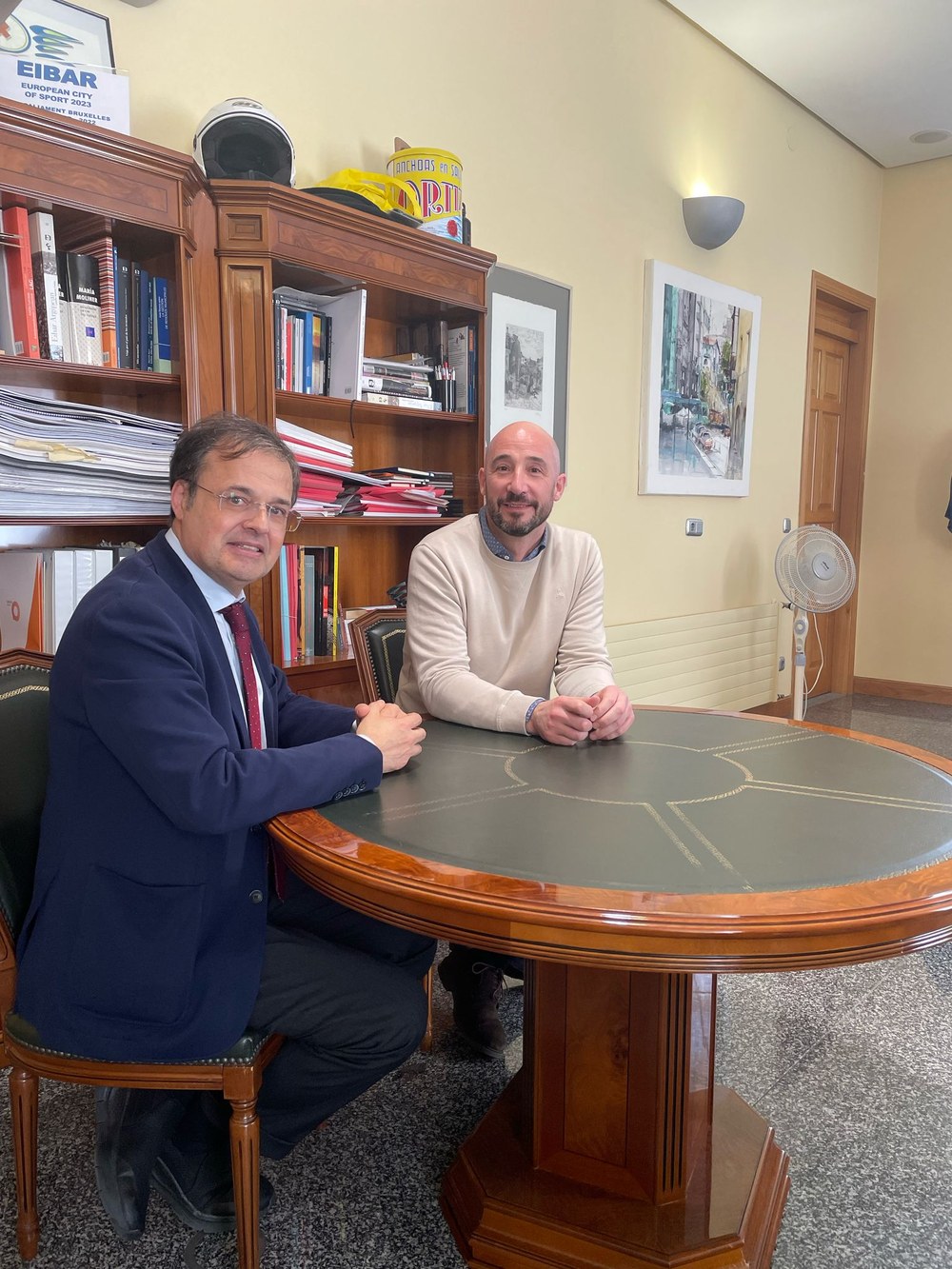 El alcalde, Jon Iraola, recibe la visita del consejero de Salud para comunicarle formalmente que el servicio de densitometría se pondrá en marcha en Eibar El alcalde, Jon Iraola, acompañado del consejero de Salud el Gobierno Vasco, Alberto Martínez.