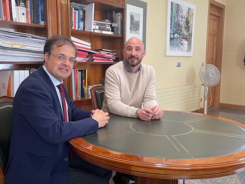 El alcalde, Jon Iraola, acompañado del consejero de Salud el Gobierno Vasco, Alberto Martínez.
