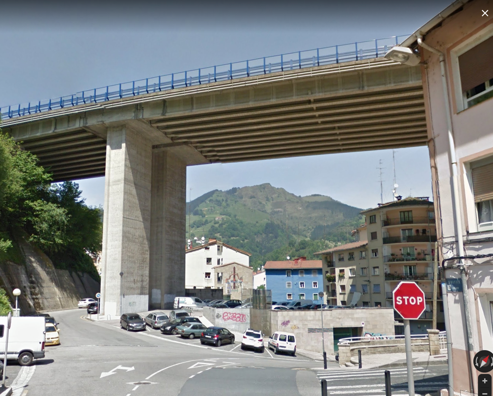 El alcalde solicita una reunión con la Diputada de Infraestructuras Viarias para reiterarle la petición de que se instalen paneles anti-ruido y de seguridad en todo el trazado de la autopista AP-8, a su paso por Eibar Imagen del viaducto de Ubitxa.