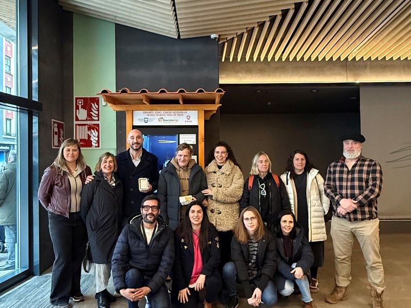El área de Medio Ambiente amplía el servicio "Rexcatering" en Eibar con la instalación de dos nuevas "neveras residuo cero" y la adhesión de 4 nuevos centros escolares al proyecto