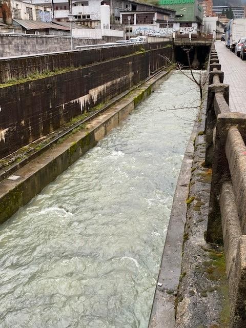 El área de Medio Ambiente del Ayuntamiento ha recogido y retirado 800 kilos de residuos del río Ego y de las regatas de Eibar Imagen de archivo.