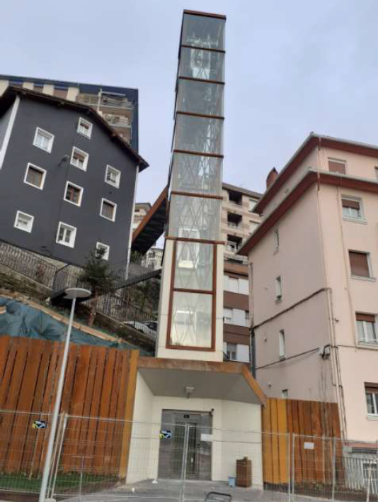 El ascensor público que une las calles Tiburzio Anitua y Karlos Elgezua ya está en funcionamiento