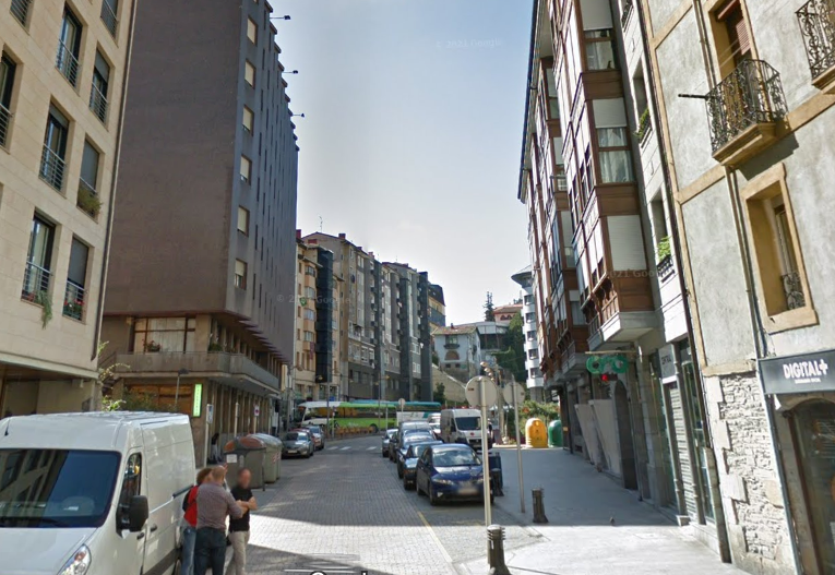 El Ayuntamiento adjudica la realización de nuevos asfaltados en cinco zonas de Eibar Imagen de archivo de la calle Egogain.