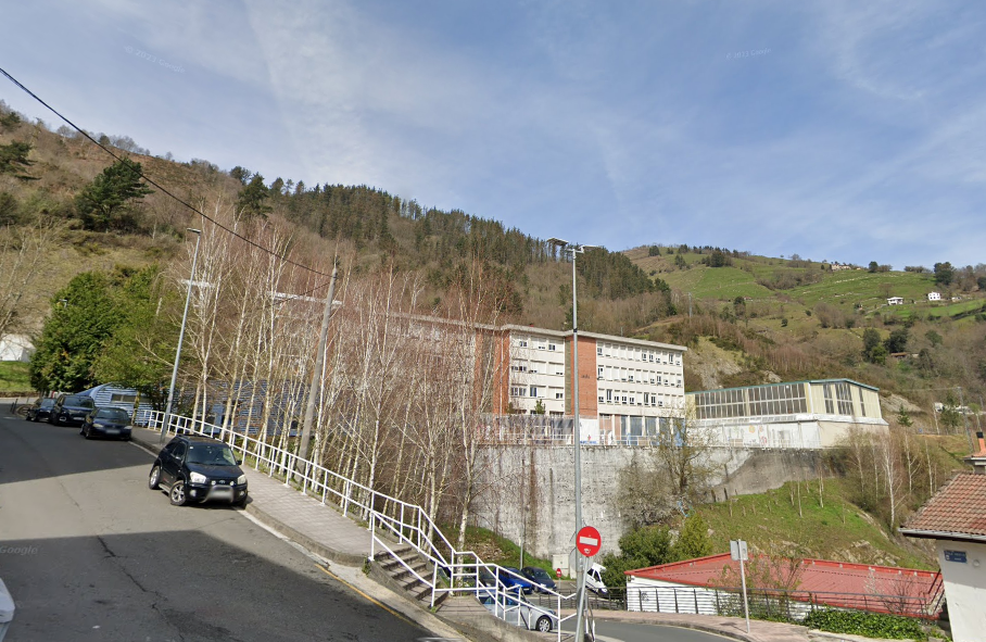 El Ayuntamiento adjudica más de 100.000 euros para obras de mejora en colegios de la ciudad Imagen de archivo de la escuela de Amaña.
