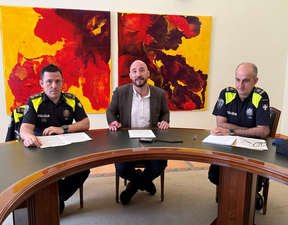 El Ayuntamiento adopta medidas ante el repunte de la criminalidad en Eibar en 2024 Julen Salidas, jefe de la Policía Municipal; Jon Iraola, alcalde de Eibar; y Guillermo Argente, subjefe de la Policía Municipal.