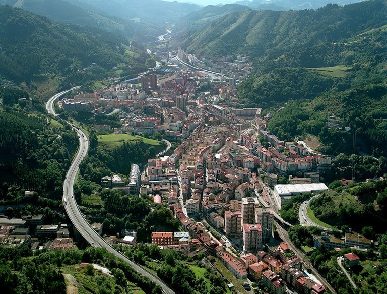 Eibar desde el aire. Imagen: Ego Ibarra.