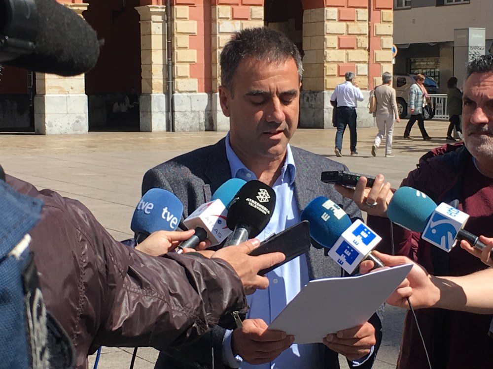 El Ayuntamiento condena los asesinatos de una mujer eibarresa y su hijo ocurridos en Madrid