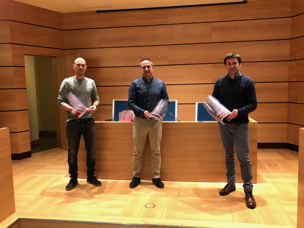 El Ayuntamiento de Eibar agradece el compromiso de la Escuela de Armería para dotar de material de protección a los/as profesionales con más riesgo de contagio del Covid-19 Representantes de la Escuela de Armería y el alcalde de Eibar, Miguel de los Toyos.
