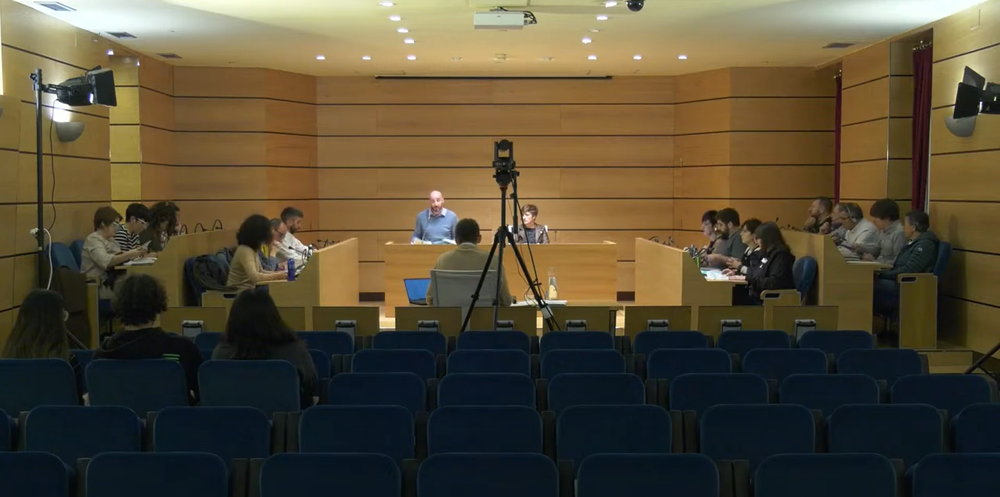 El Ayuntamiento de Eibar aprueba un protocolo municipal pionero de actuación ante incidentes racistas, xenófobos, antigitanos y LGTBIfóbicos elaborado de la mano de Biltzen Imagen del Pleno Municipal celebrado el 28 de octubre de 2024.