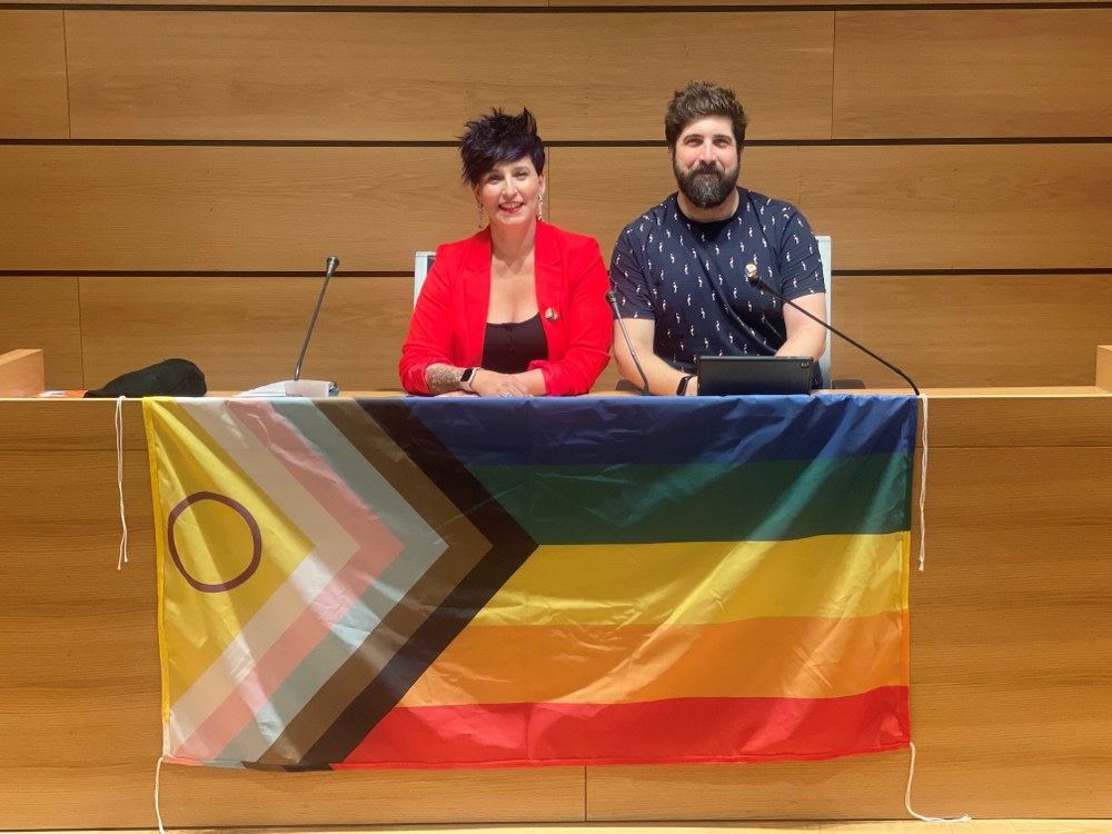 El Ayuntamiento de Eibar celebrará el Día del Orgullo con un amplio programa de actividades En la imagen, Sonia Archeli, concejala de Igualdad, y Andoni Zabala, concejal de Cultura.
