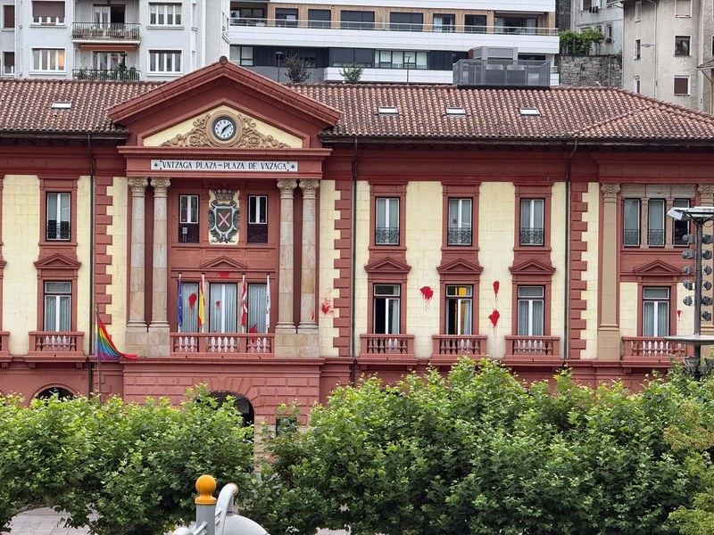 El Ayuntamiento de Eibar condena el acto vandálico contra la fachada de la Casa Consistorial
