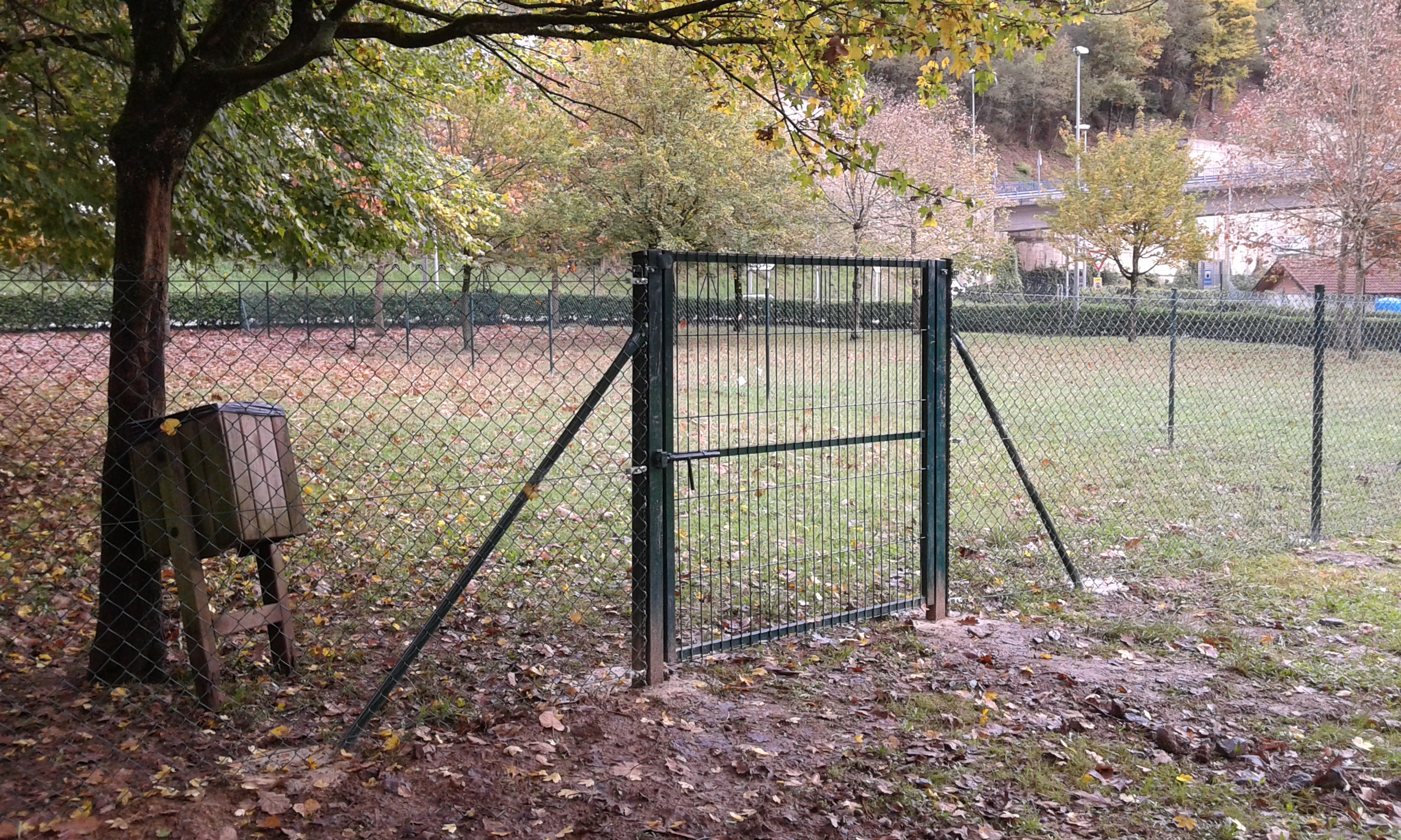 El Ayuntamiento de Eibar crea un espacio para esparcimiento de perros en el parque de Itzio