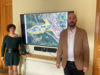 El alcalde Jon Iraola y la concejala de Urbanismo, Ana Telleria, en rueda de prensa para presentar a modificación puntual del Plan General de Ordenación Urbana de Eibar.