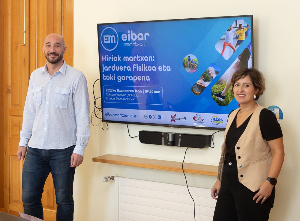 El Ayuntamiento de Eibar despedirá el año como Ciudad Europea del Deporte con una jornada sobre el papel del deporte en la evolución de las ciudades En la imagen, el alcalde Jon Iraola, y la concejala de Desarrollo Económico, Empleo e Innovación, Vanesa Hortas.