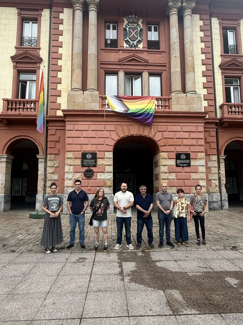Miembros de la Corporación Municipal en el minuto de silencio convocado por el Ayuntamiento de Eibar en memoria de las víctimas de los terremotos en Venezuela.