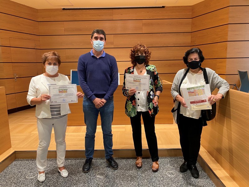 El concejal de Medio Ambiente, Alberto Albistegui y las tres ganadoras, recogiendo el premio.