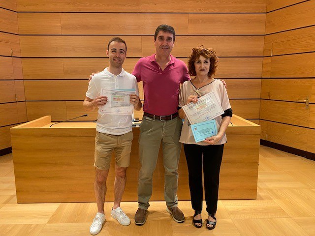 El concejal de Medio Ambiente, Alberto Albistegui y las personas ganadoras recogiendo el premio.