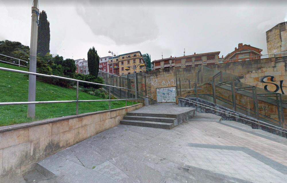 El Ayuntamiento de Eibar está efectuando, desde esta semana, labores de desinfección en el mobiliario urbano Imagen de la vía pública.