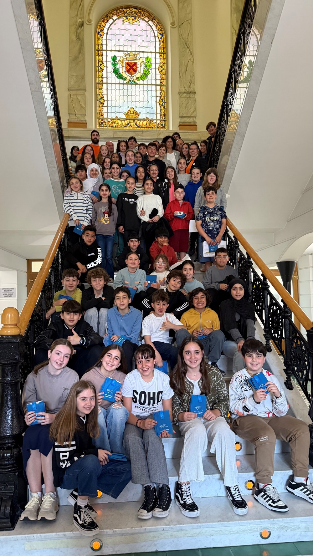 El Ayuntamiento de Eibar ha acogido el Pleno de la Agenda 2030 Escolar Alumnos/as de distintos centros escolares de Eibar y representantes municipales.
