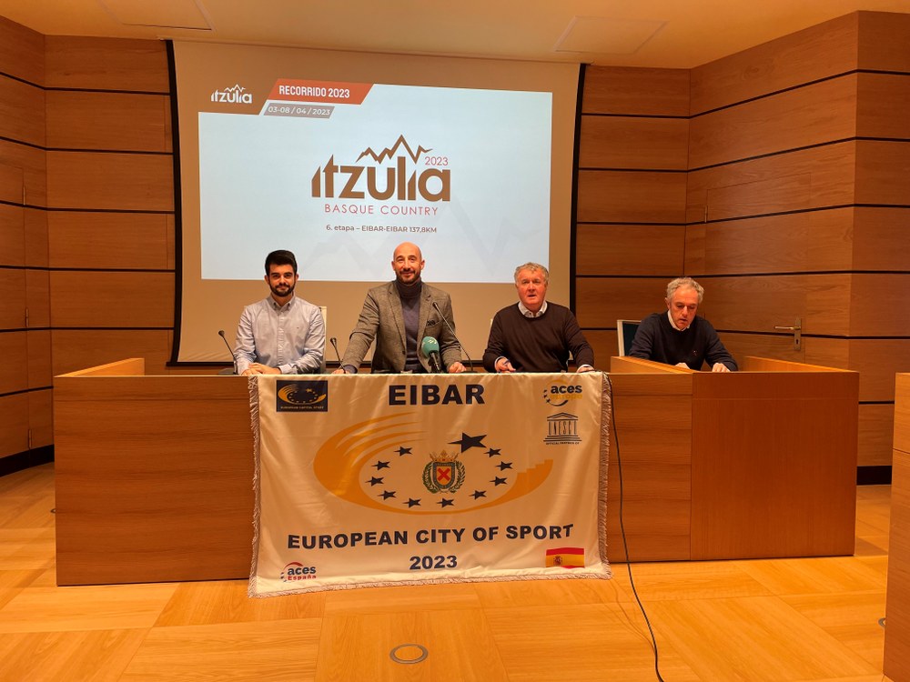 El Ayuntamiento de Eibar ha acogido la presentación del recorrido de la etapa reina de la Itzulia en Eibar Imagen de la presentación de la 6ª etapa de la Itzulia 2023, en la que han participado el alcalde, Jon Iraola, el concejal de Deportes, Ander Curiel, el presidente de OCETA, Julián Eraso, y el director técnico de la Itzulia, Roberto Laiseka.